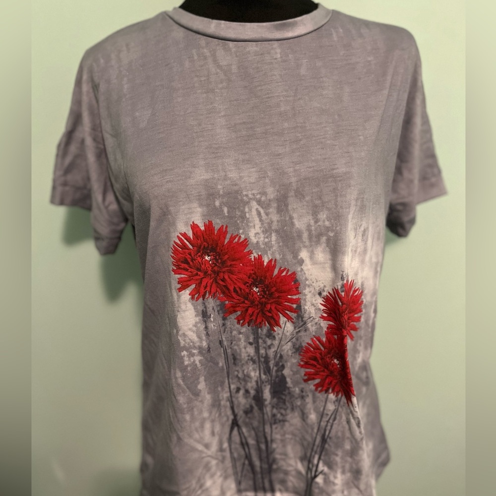 🌹Women’s Short Sleeve Shirt No Brand On It